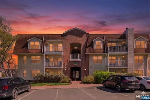 400 Crown Ct #561, Edgewater, NJ 07020