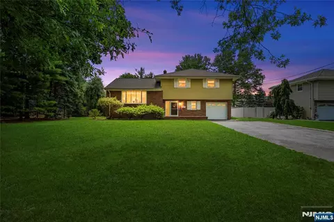 13 Lake Dr, Westwood, NJ 07675