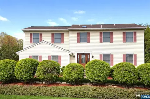 10 Viola Ter, Westwood, NJ 07675