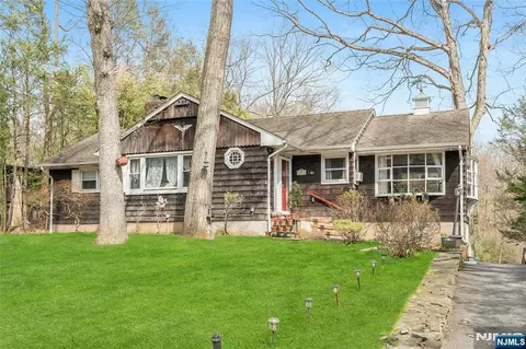 70 Skyline Dr, Oakland, NJ 07436