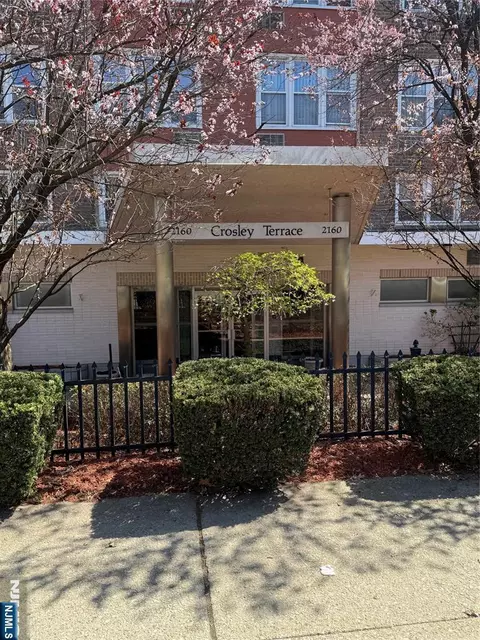 2160 Center Ave #5P, Fort Lee, NJ 07024