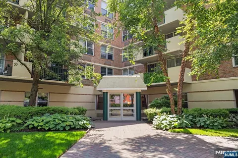 200 Grand Cove Way #3L, Edgewater, NJ 07020