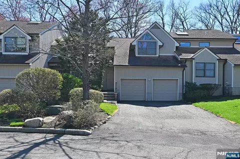 47 Bentley Dr, Franklin Lakes, NJ 07417