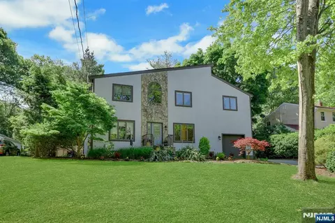 962 Pines Ter, Franklin Lakes, NJ 07417