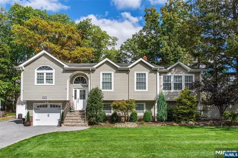 6 Melissa Dr, Totowa, NJ 07512