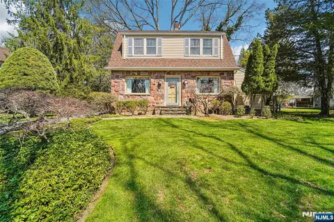 10 Crescent Pl, Allendale, NJ 07401