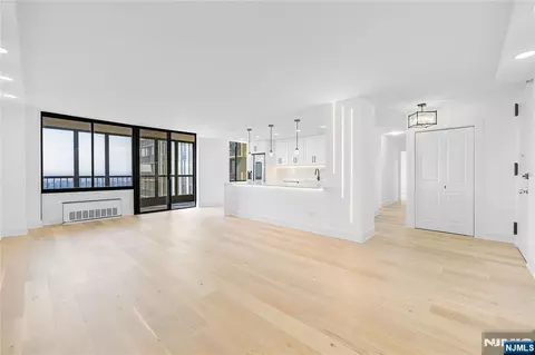 200 Winston #2417, Cliffside Park, NJ 07010