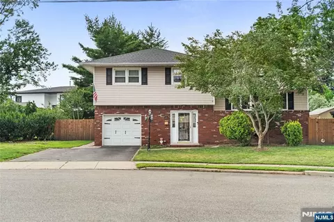 1 Hazley Ct, Rochelle Park, NJ 07662