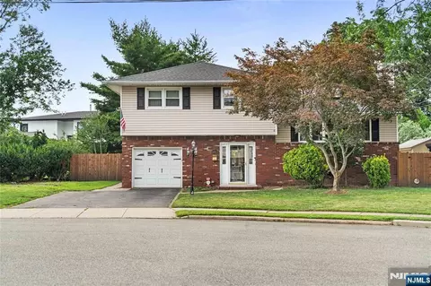 1 Hazley Ct, Rochelle Park, NJ 07662