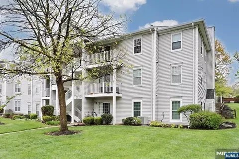 1093 Ash Dr, Mahwah, NJ 07430