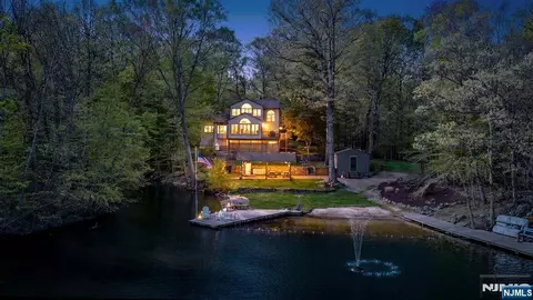 70 Harrison Ln, Bloomingdale, NJ 07403