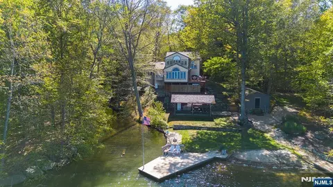 70 Harrison Ln, Bloomingdale, NJ 07403