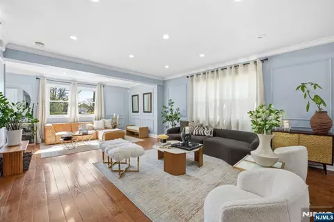 301 Roosevelt Ave, Hasbrouck Heights, NJ 07604