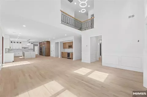 Entry Way - 532 Hobart Rd, Paramus, NJ 07652 photo 7 of 17