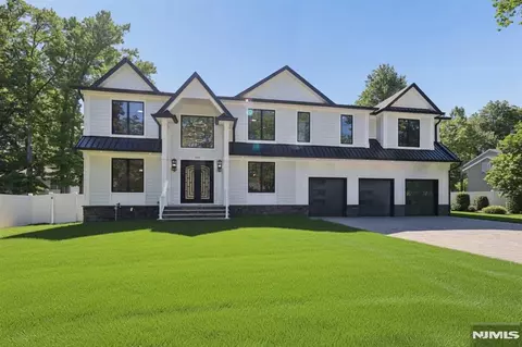 Exterior - 532 Hobart Rd, Paramus, NJ 07652 photo 2 of 3