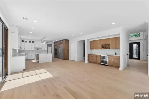 Living - 532 Hobart Rd, Paramus, NJ 07652 photo 2 of 4