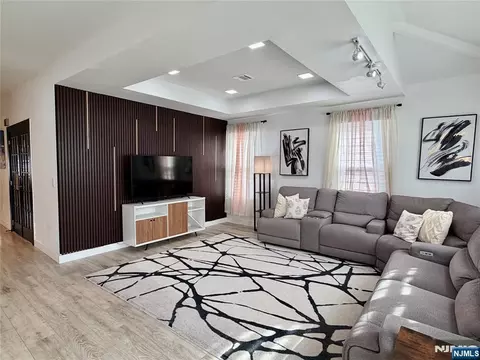 84 Center Ave, Little Falls, NJ 07424
