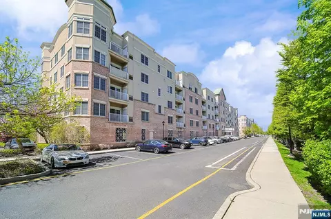 3214 Windsor Park Ct #214, Englewood, NJ 07631