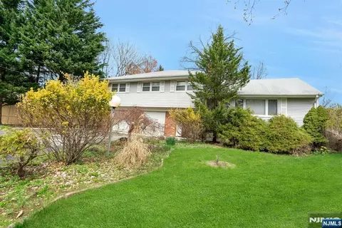 9 Hemlock Dr, Paramus, NJ 07652 photo 1