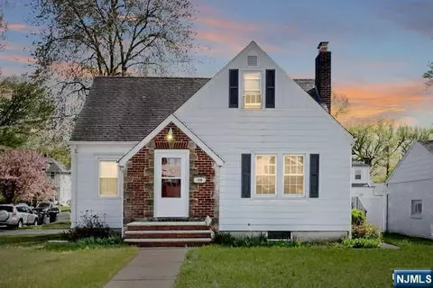 218 Hickory Ave, Bergenfield, NJ 07621