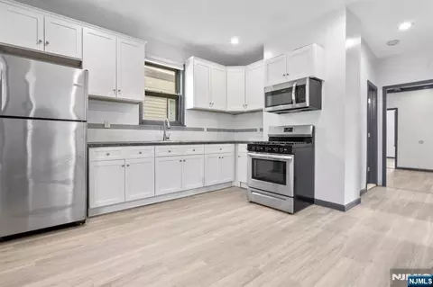 211 13th St, Newark, NJ 07107