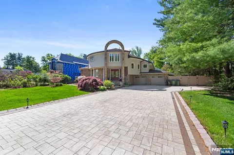 290 Dunkerhook Rd, Paramus, NJ 07652