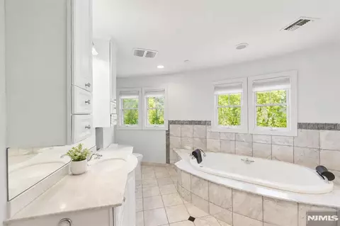 Bath - 290 Dunkerhook Rd, Paramus, NJ 07652 photo 2 of 6