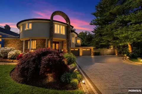 Exterior - 290 Dunkerhook Rd, Paramus, NJ 07652 photo 2 of 8