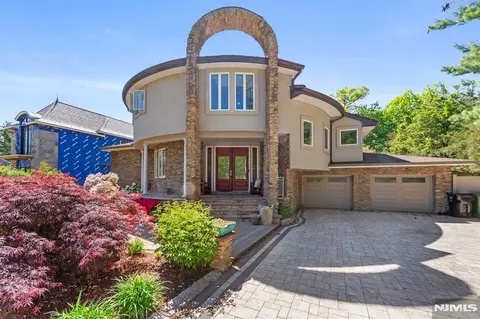 Exterior - 290 Dunkerhook Rd, Paramus, NJ 07652 photo 8 of 8