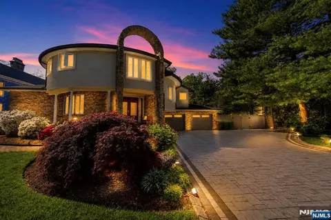 Exterior - 290 Dunkerhook Rd, Paramus, NJ 07652 photo 2 of 9