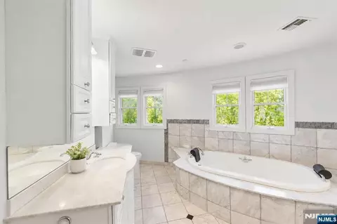 Bath - 290 Dunkerhook Rd, Paramus, NJ 07652 photo 2 of 6