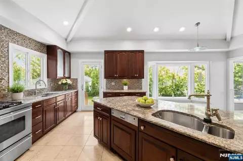 Kitchen - 290 Dunkerhook Rd, Paramus, NJ 07652 photo 2 of 4