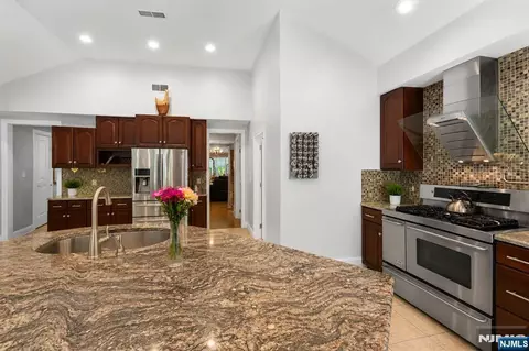 Kitchen - 290 Dunkerhook Rd, Paramus, NJ 07652 photo 3 of 4