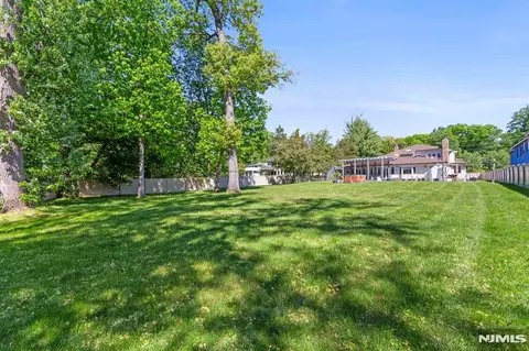 Exterior - 290 Dunkerhook Rd, Paramus, NJ 07652 photo 4 of 8