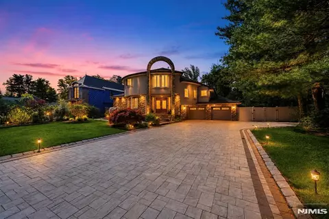 290 Dunkerhook Rd, Paramus, NJ 07652