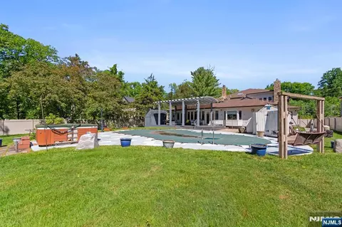 Exterior - 290 Dunkerhook Rd, Paramus, NJ 07652 photo 7 of 9