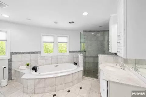 Bath - 290 Dunkerhook Rd, Paramus, NJ 07652 photo 3 of 6