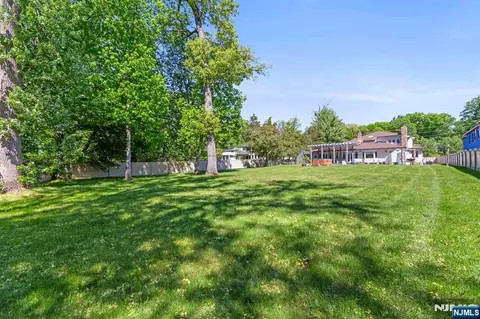 Exterior - 290 Dunkerhook Rd, Paramus, NJ 07652 photo 5 of 9