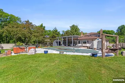 Exterior - 290 Dunkerhook Rd, Paramus, NJ 07652 photo 6 of 8