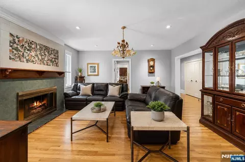 Living - 290 Dunkerhook Rd, Paramus, NJ 07652 photo 2 of 3