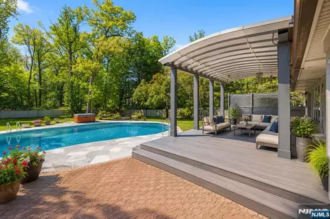 Exterior - 290 Dunkerhook Rd, Paramus, NJ 07652 photo 4 of 9