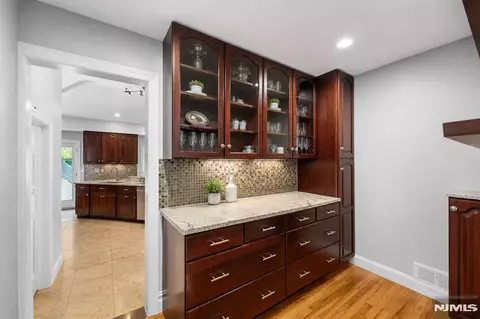 Entry Way - 290 Dunkerhook Rd, Paramus, NJ 07652 photo 3 of 14