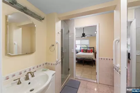 Bath - 290 Dunkerhook Rd, Paramus, NJ 07652 photo 6 of 6