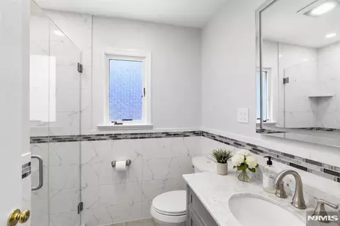 Bath - 290 Dunkerhook Rd, Paramus, NJ 07652 photo 1 of 6