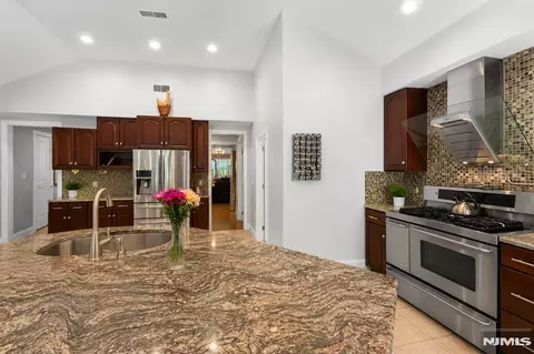 Entry Way - 290 Dunkerhook Rd, Paramus, NJ 07652 photo 5 of 14