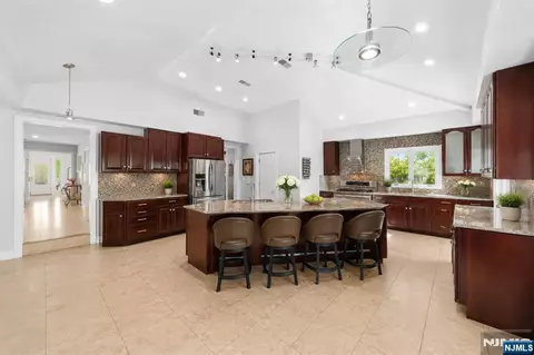 Kitchen - 290 Dunkerhook Rd, Paramus, NJ 07652 photo 4 of 4