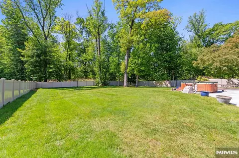 Exterior - 290 Dunkerhook Rd, Paramus, NJ 07652 photo 7 of 8