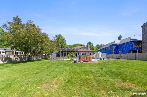 Exterior - 290 Dunkerhook Rd, Paramus, NJ 07652 photo 5 of 8