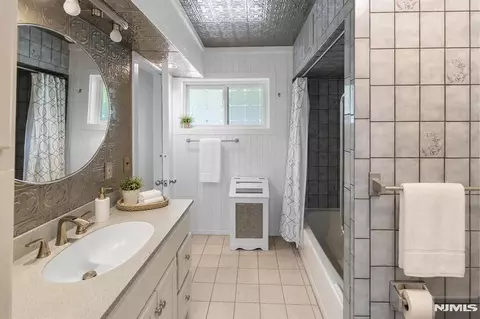 Bath - 290 Dunkerhook Rd, Paramus, NJ 07652 photo 5 of 6