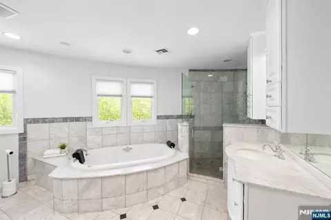 Bath - 290 Dunkerhook Rd, Paramus, NJ 07652 photo 3 of 6